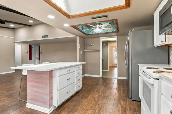 1813 Dodge TRL, Grand Prairie, TX 75052