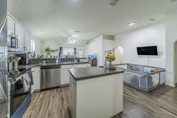 7404 Grass Valley TRL, Fort Worth, TX 76123
