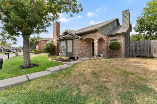 831 Valleybrooke DR, Arlington, TX 76001