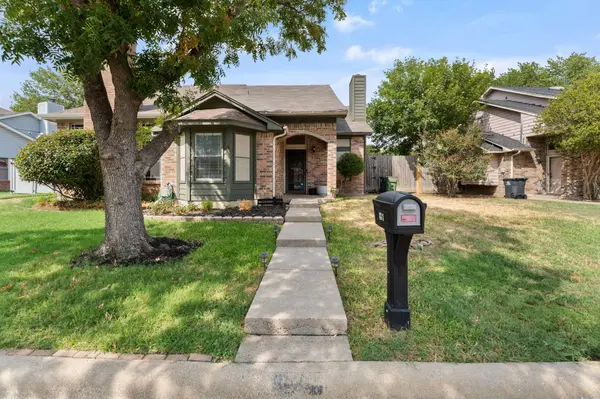 831 Valleybrooke DR, Arlington, TX 76001