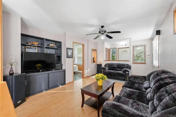 545 Chalmers AVE, Winnipeg, MB R2L 0G7