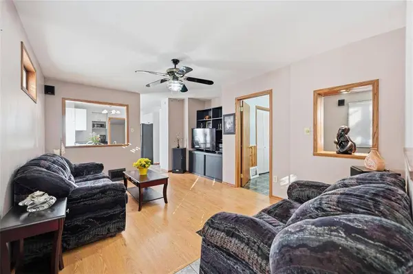 545 Chalmers AVE, Winnipeg, MB R2L 0G7