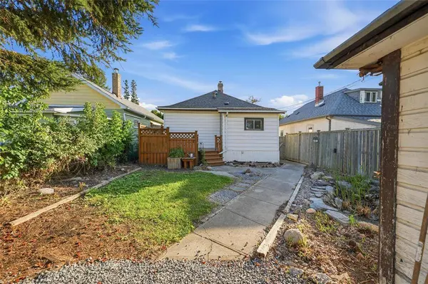 545 Chalmers AVE, Winnipeg, MB R2L 0G7