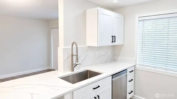 6825 SE Cougar Mountain WAY, Bellevue, WA 98006