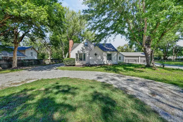 3426 E Navajo Ln, Wichita, KS 67216
