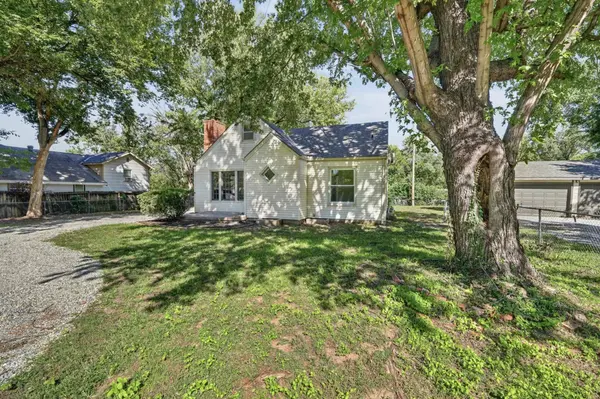 3426 E Navajo Ln, Wichita, KS 67216