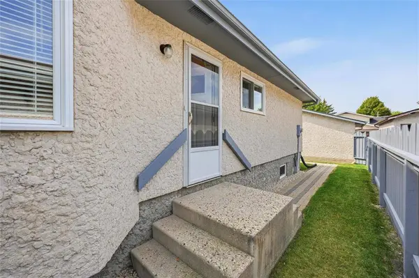 73 Garton AVE, Winnipeg, MB R2R 1X1