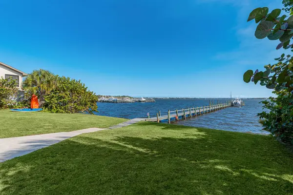 1712 NE Seahorse PL, Jensen Beach, FL 34957