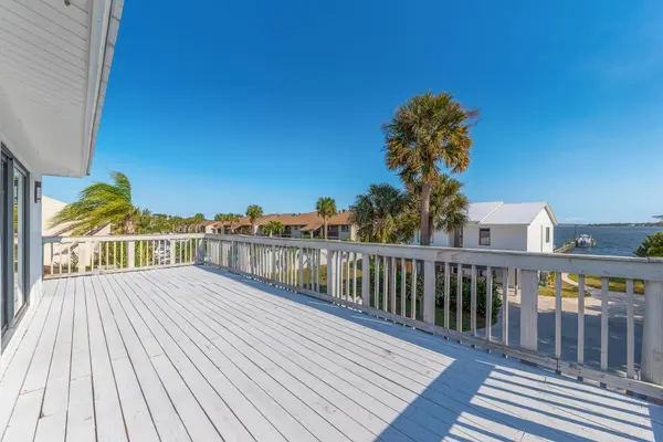 1712 NE Seahorse PL, Jensen Beach, FL 34957