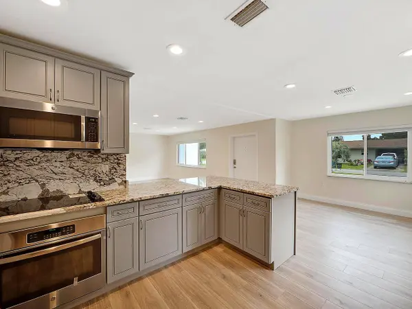 976 SW 37th ST, Palm City, FL 34990