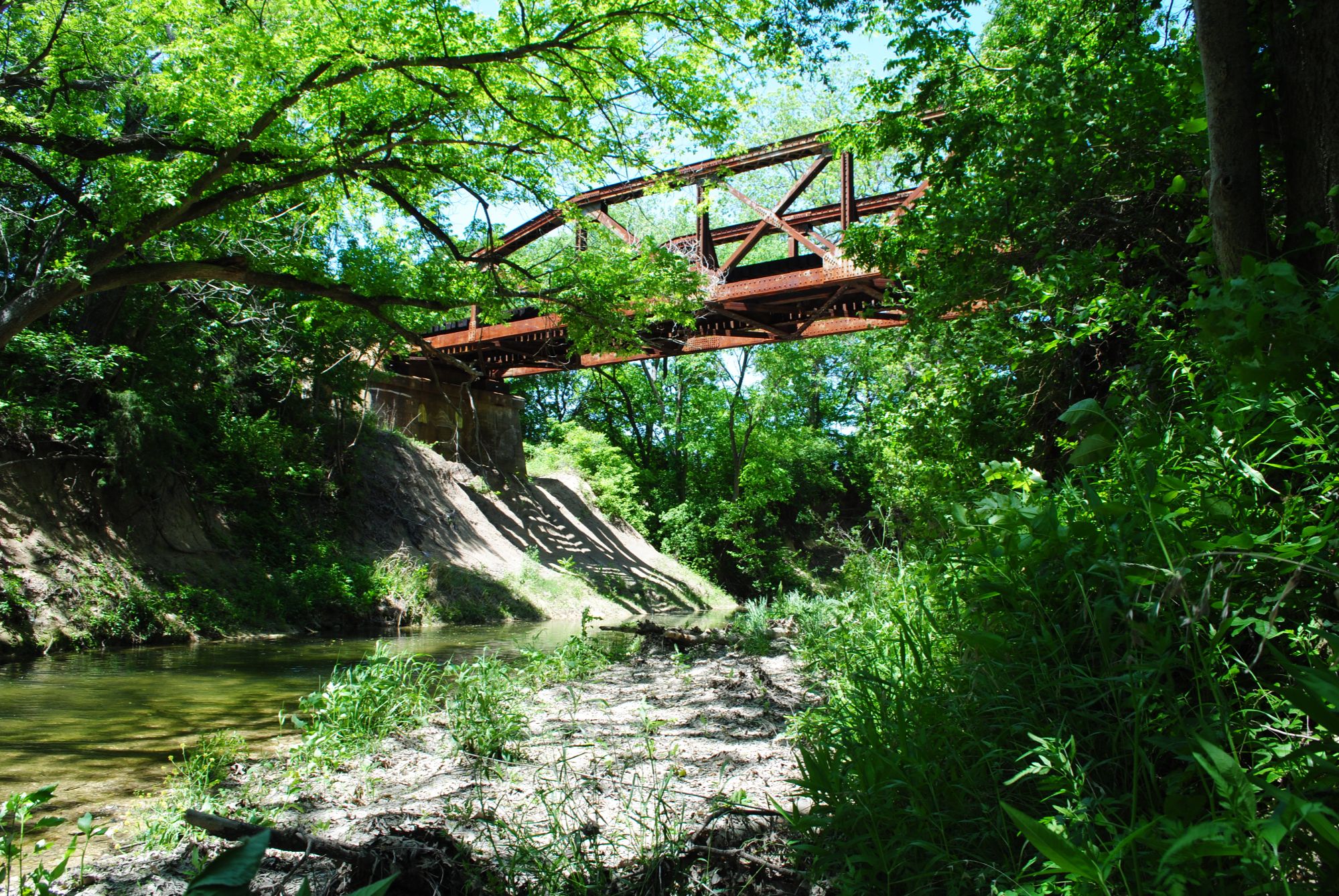 Pony_Truss_Railroad_Bridge_over_Red_Oak_Creek,_Red_Oak,_Texas_1305081240_(8730920457)