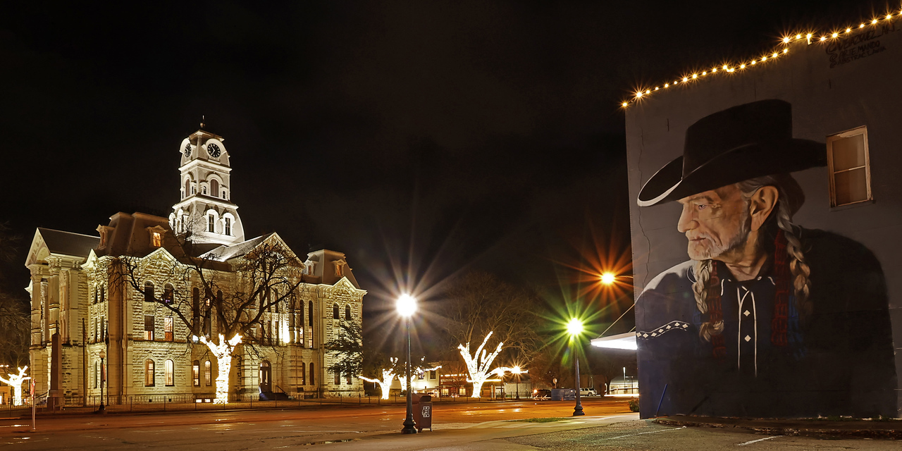 Hillsboro,_Texas_Courthouse_and_Willie_Nelson_Mural