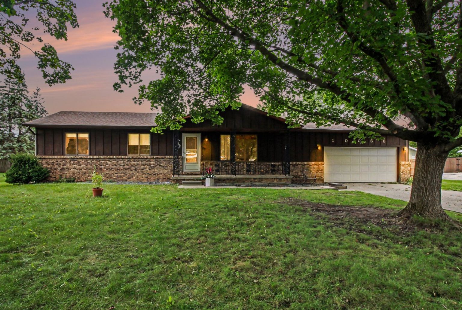 Home for sale in Davison Michigan with front lawn and attached garage