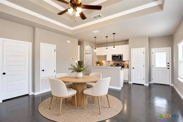 911 E Seideman ST, Seguin, TX 78155