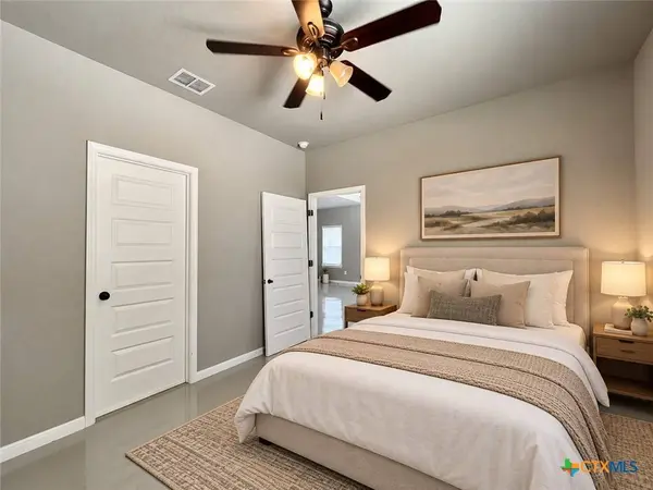 911 E Seideman ST, Seguin, TX 78155