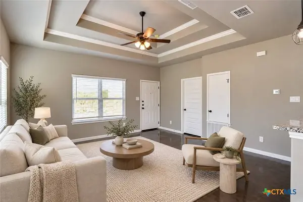 911 E Seideman ST, Seguin, TX 78155
