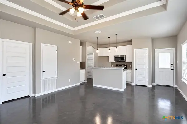 911 E Seideman ST, Seguin, TX 78155