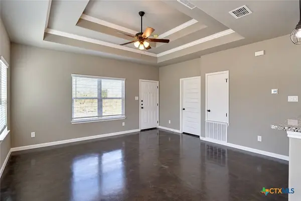 911 E Seideman ST, Seguin, TX 78155