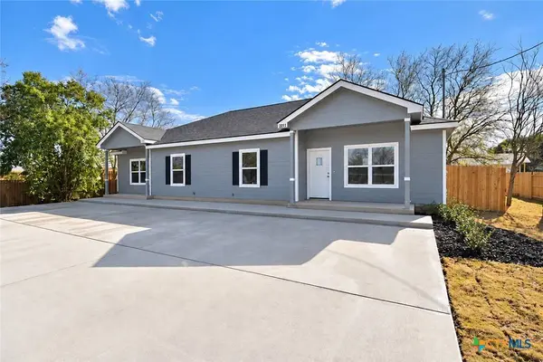 911 E Seideman ST, Seguin, TX 78155