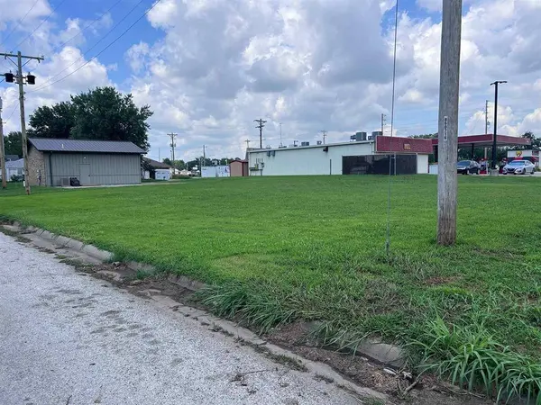 1422 N 1st St, Arkansas City, KS 67005
