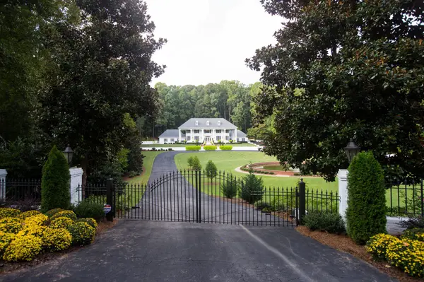 feature image of Living in Hampton Roads' Historic Neighborhoods: A Buyer's Guide to Older Homes