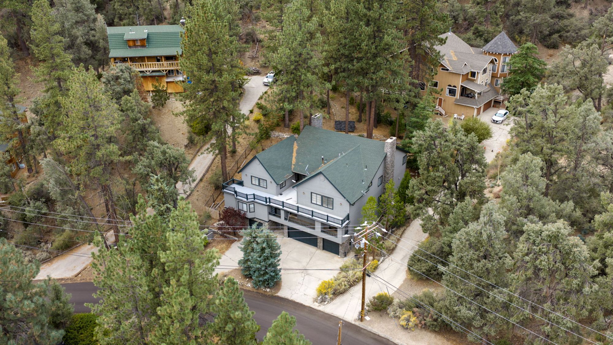 Authentic listing photograph of 2405 Cedarwood Drive