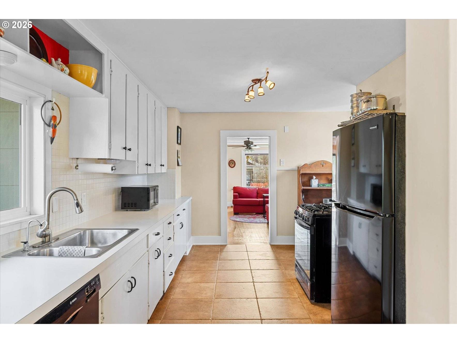 3805 SE Mall St - Bathroom