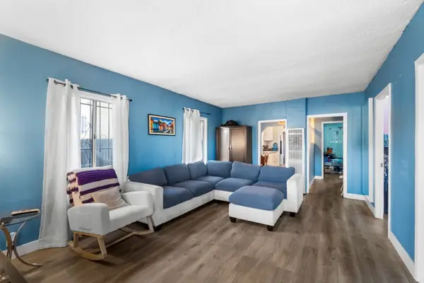 E 105th St, Los Angeles, CA 90003-4726