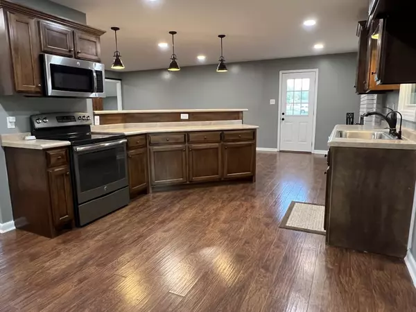 Friendship Rd, Cross Plains, TN 37049-4938