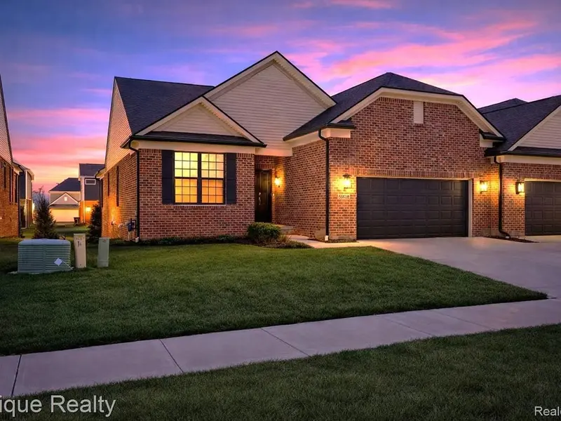 Oak Pointe Dr, Utica, MI 48315-6706