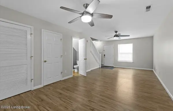 Meadowlark Manor Ln, Louisville, KY 40245-2701