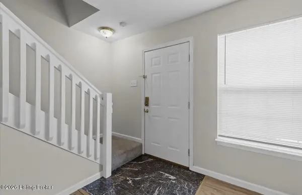 Meadowlark Manor Ln, Louisville, KY 40245-2701