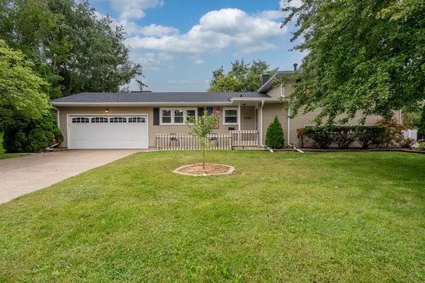 Olympia Dr, Bettendorf, IA 52722-3076