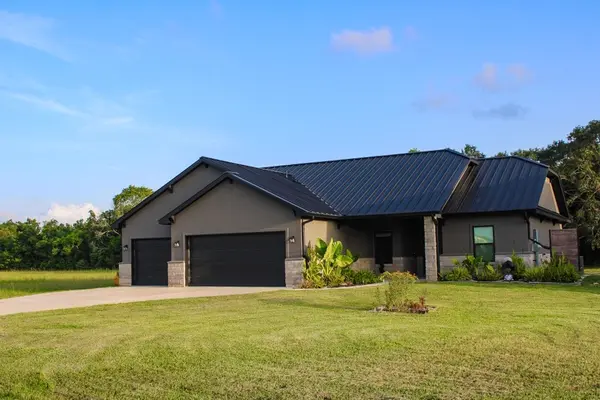 Chuckwagon Trl, Angleton, TX 77515-8017
