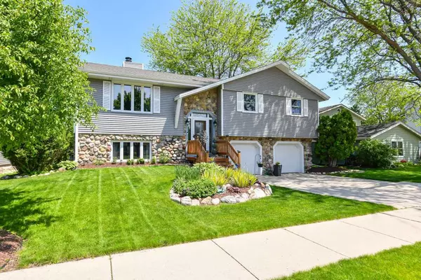 1914 Hollow Cir, West Bend, WI 53090-1784