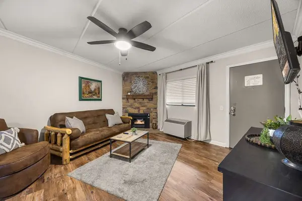 306 Baskins Creek Rd, Gatlinburg, TN 37738-3504