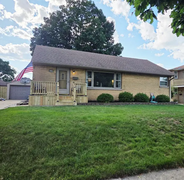 2527 S 82nd St, West Allis, WI 53219-2420
