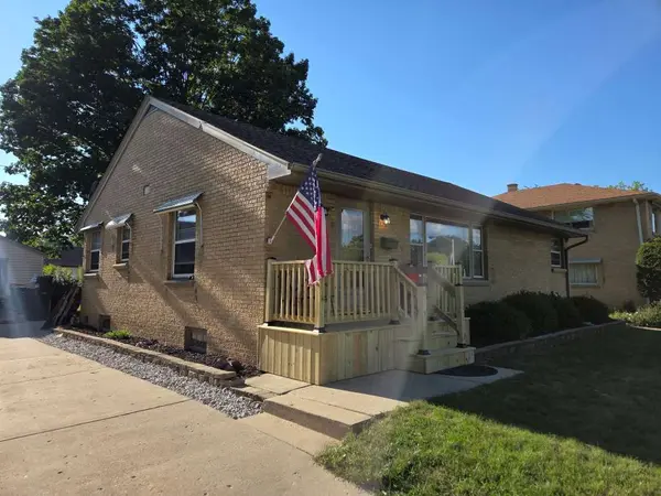 2527 S 82nd St, West Allis, WI 53219-2420