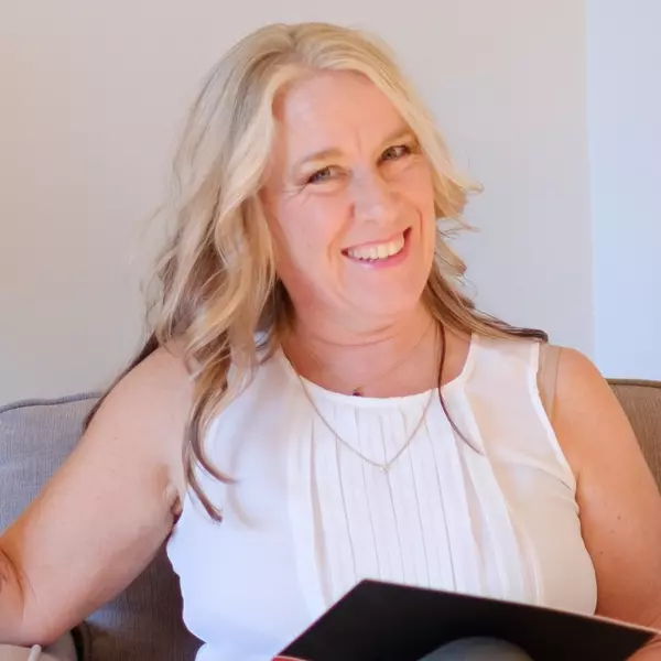 Jacqui VandenHeuvel