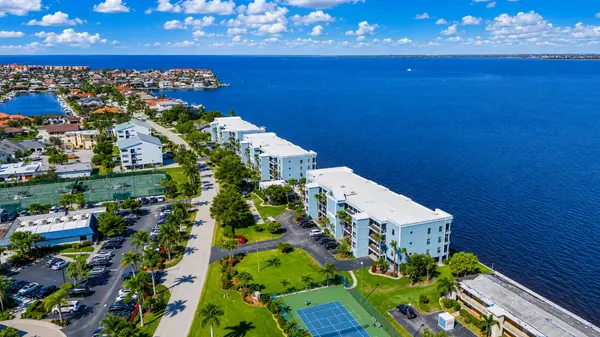 Jamaica Way: Waterfront Condo Living Along Charlotte Harbor