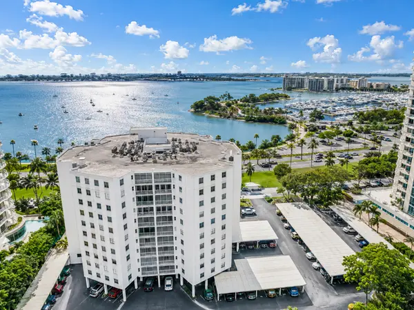 Regency House Sarasota: Bayfront Location and Condo Lifestyle