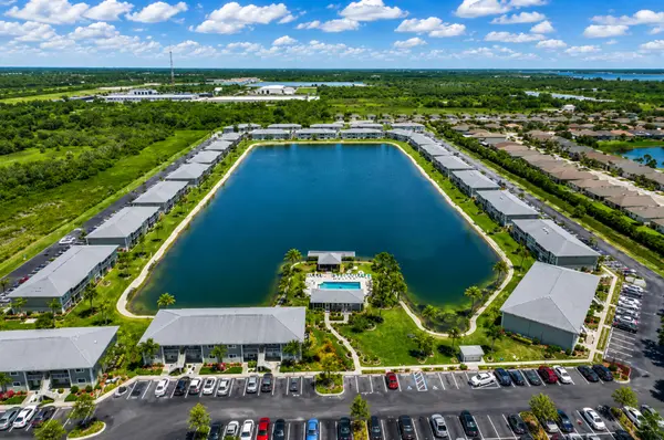 Lakes Edge: Lakefront Condo Living with Southwest Florida Appeal