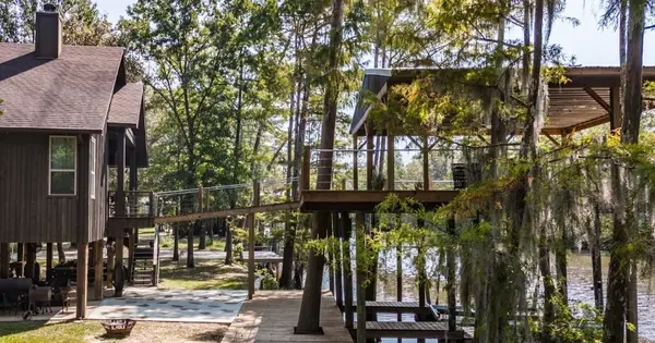 feature image of Why Fall Is a Smart Time to Look at Lake and Bayou Homes in East Texas