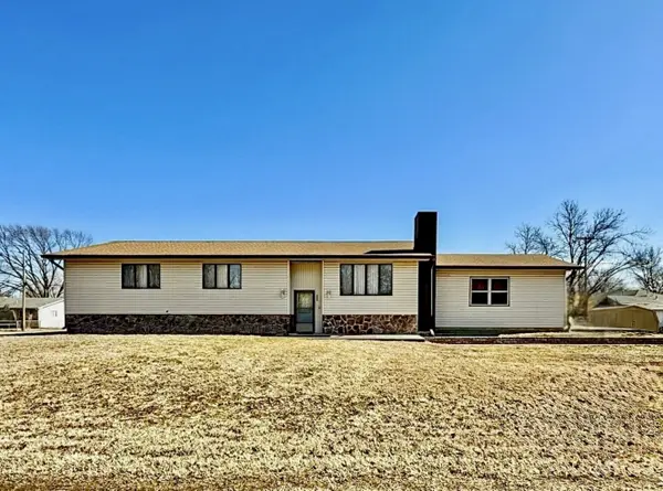 🌳 Small town charm! 205 S Traster St in Altamont is a gem you won't want to miss.

Ready to start your next chapter? Click below for more info:
https://www.kansaskeys.com/d8re24wf
