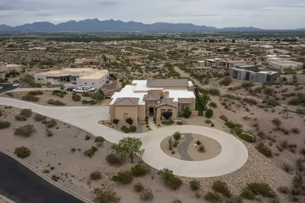 🏡 Executive Las Cruces home at 1610 Stone Ridge Court. Luxury and New Mexico charm. Dramatic interior architecture with fantastic views!
Photos, Open House & Community info at https://lascruceshometeam.com/ -Carl Krause & Ronnie Gomez | REAL Broker | 575-495-2244