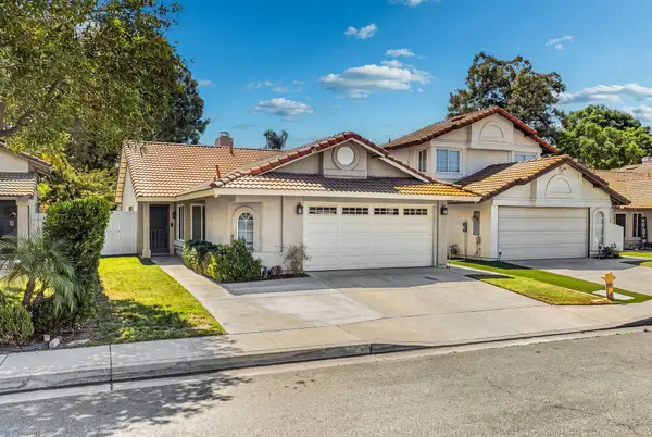 🏡 3956 Klamath River Dr, Ontario, CA
💲650,000
🛏 3 Bedrooms | 🛁 2 Bathrooms | 📐 1,137 Sq Ft
Beautiful single-story home located in Ontario’s active Creekside community!
This well-maintained home features vaulted ceilings, wood-look tile flooring throughout the main living areas, a cozy fireplace, and plenty of natural light. The kitchen offers granite countertops, white cabinetry, recessed lighting, and a center island with additional storage and workspace.
The primary bedroom features direct backyard access, while the low-maintenance backyard offers artificial turf and a spacious patio area perfect for relaxing or entertaining.
Additional highlights include an attached 2-car garage, an extremely low property tax rate, and a low HOA of just $82 per month.
📍 3956 Klamath River Dr, Ontario, CA
💲 Offered at $650,000
📲 Message me for additional details or to schedule a private showing!